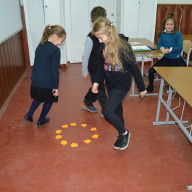Game "Dance, Stop and Say the word"