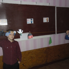Вправа "Розвісь одяг для хлопчиків і для дівчаток на мотузку"