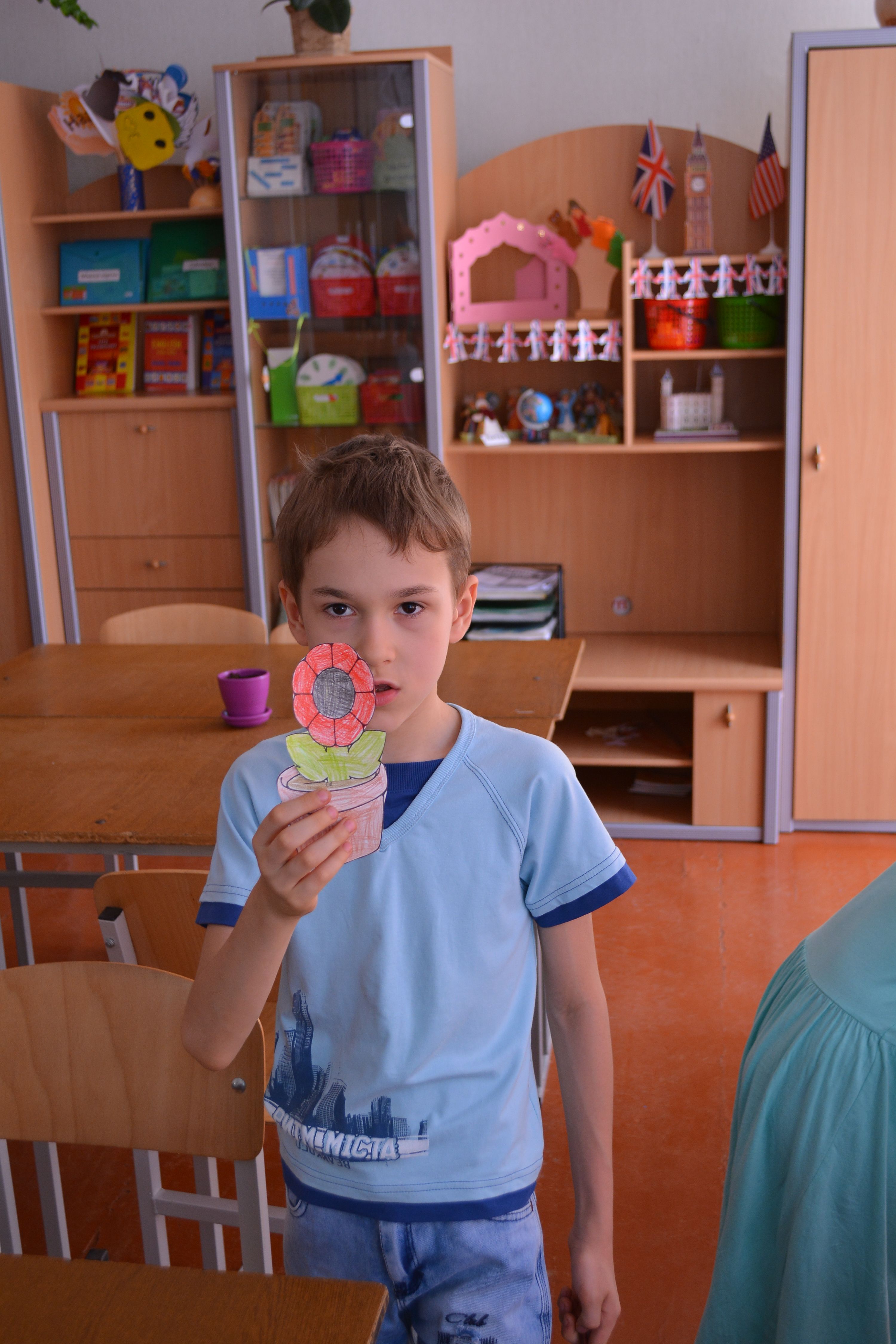 Drawing and presenting a flower-pot.