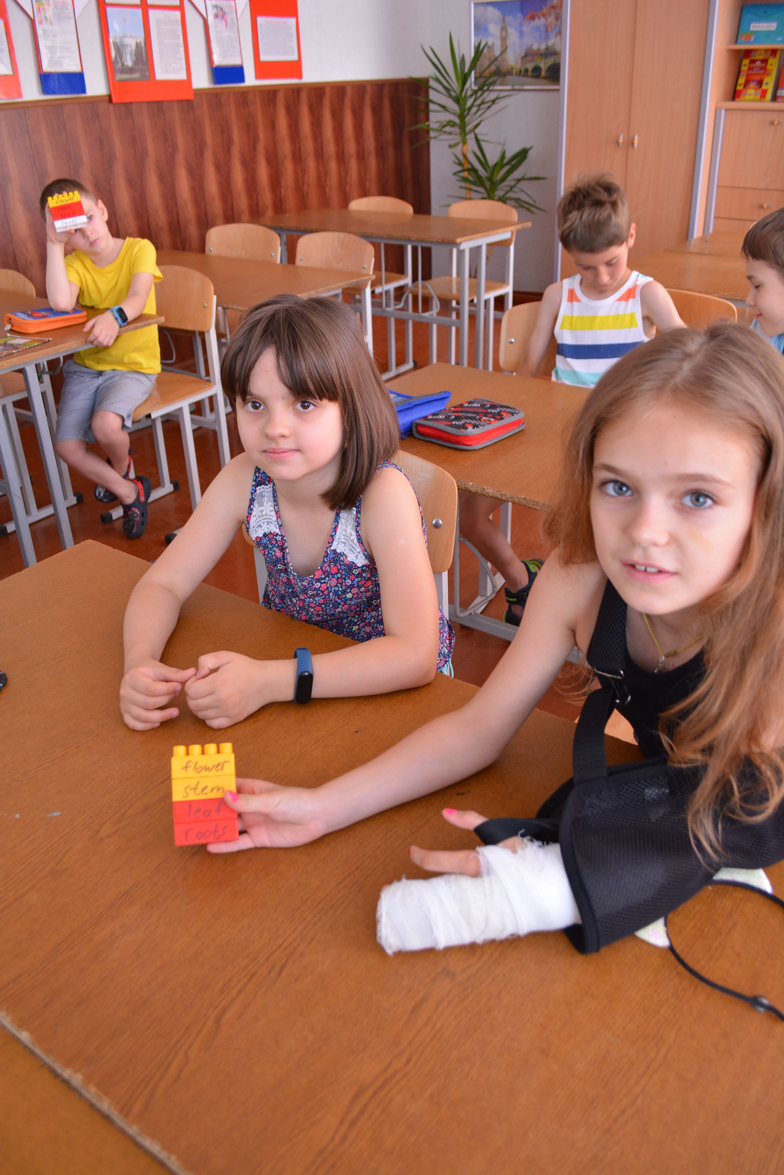 Learning part og a plant. Lego game.