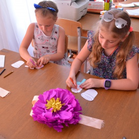 Drawing and presenting a flower-pot.