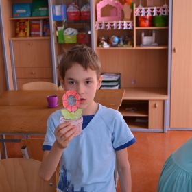 Drawing and presenting a flower-pot.