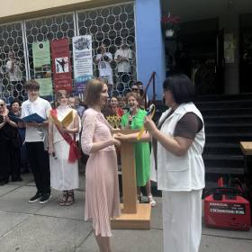 П'ять років швидко промайнули. Випуск учнів 9-Є.