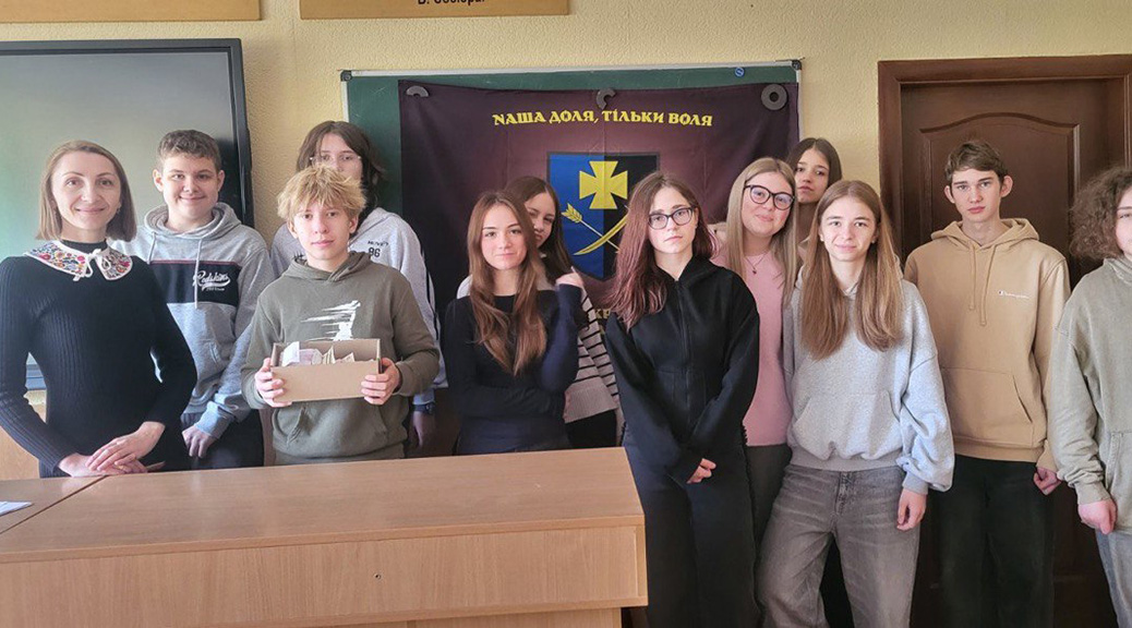 Благодійний різдвяний ярмарок у рамках проєкту «Нитка традицій», організований учнями 9-Є класу.